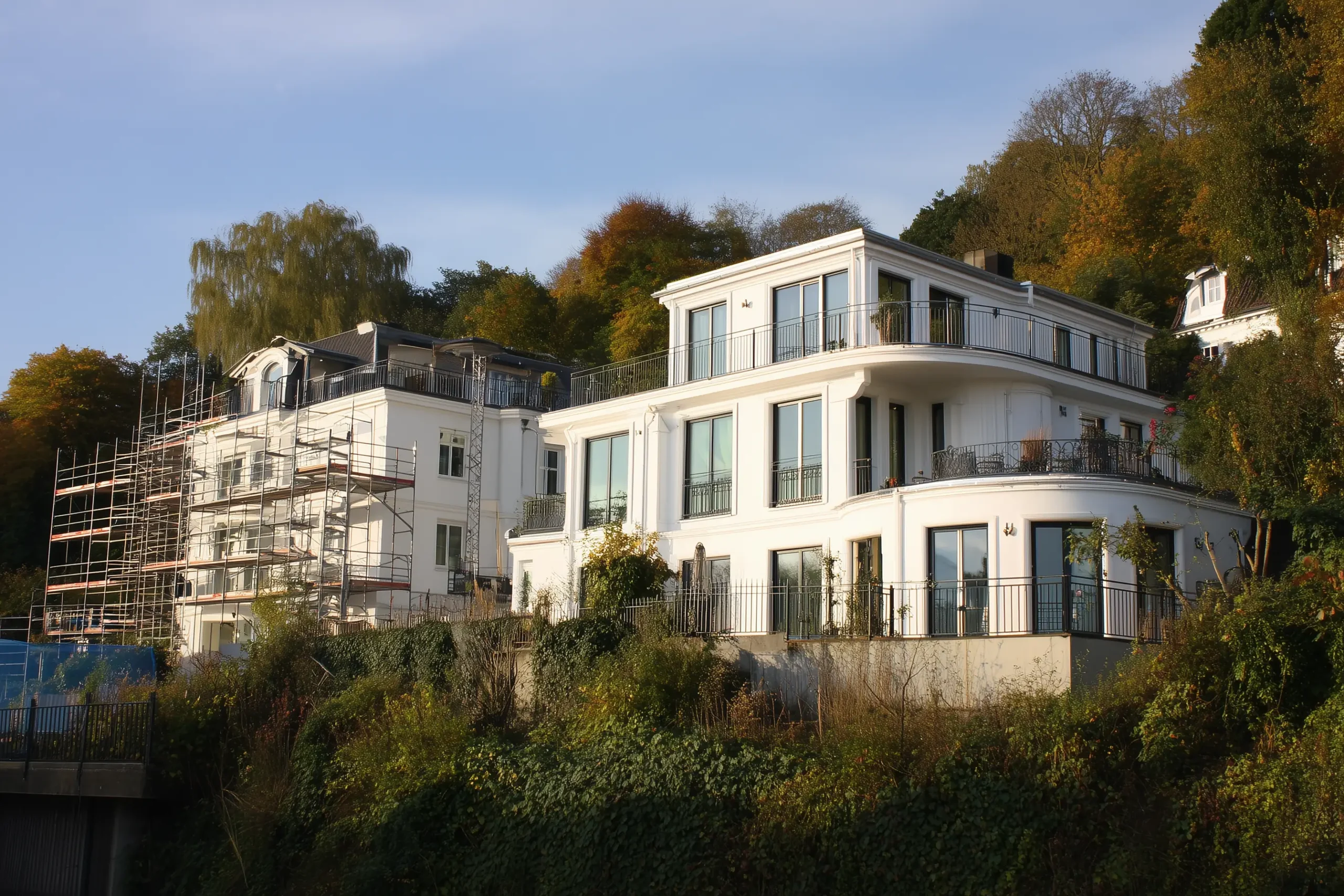 Villa mit Baugreüst in Blankenese. Symbolbild für Stellenangebot als Polier + Karriere als Polier im Hochbau